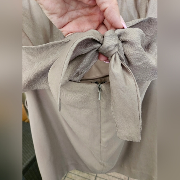 Black Halo taupe halter mini dress with pockets! Size 6 - Picture 3 of 9